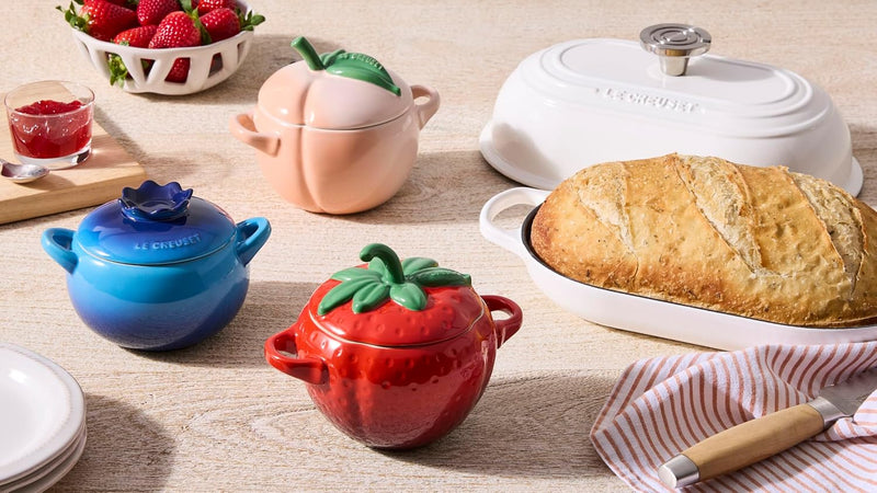 Le Creuset 11 1/2" (1 1/2 Qt.) Signature Enameled Cast Iron Oval Bread Oven w/Crucible SS Knob - White